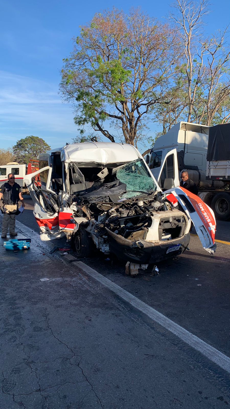 Quatro pessoas ficam feridas após van bater em caminhão na BR-262, em Bom Despacho - Foto: Divulgação/CBMMG