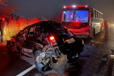Três pessoas ficam feridas após acidente entre carro, ônibus e caminhão na BR-381 - Foto: Divulgação/Corpo de Bombeiros