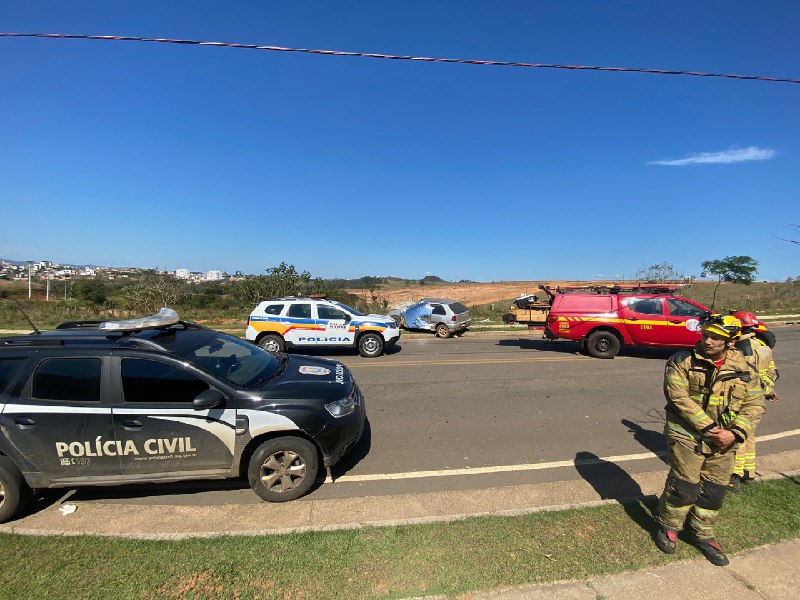 Carro capota e motorista morre preso às ferragens em Conselheiro Lafaiete - Foto: Divulgação/Corpo de Bombeiros