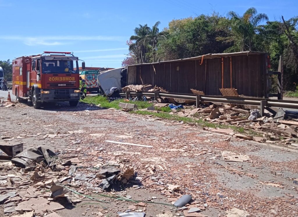 Acidentes com carretas deixa morte e ferido na Rodovia Fernão Dias - Foto: Divulgação/Corpo de Bombeiros