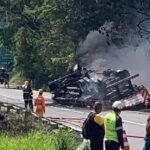 Caminhão tomba, pega fogo e interdita totalmente Rodovia Fernão Dias, em Extrema - Foto: Reprodução/Redes Sociais