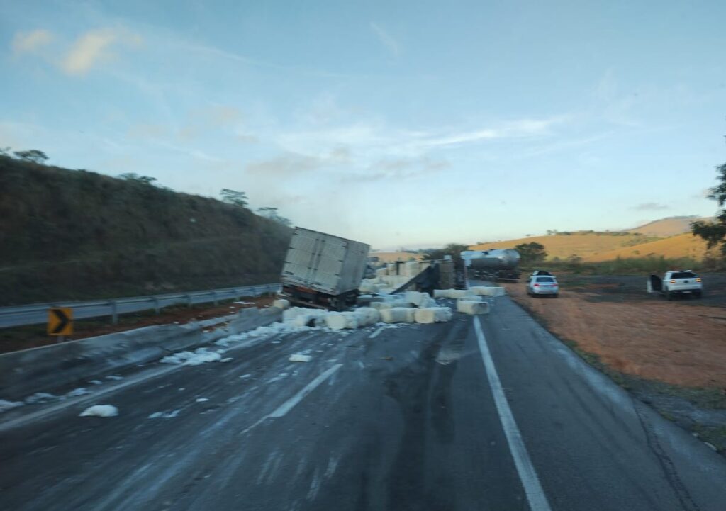 Acidente entre carreta e caminhão causa congestionamento na Fernão Dias, em Três Corações - Foto: Divulgação