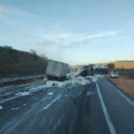 Acidente entre carreta e caminhão causa congestionamento na Fernão Dias, em Três Corações - Foto: Divulgação