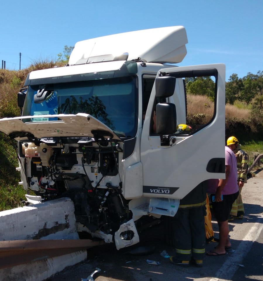 Acidentes com carretas deixa morte e ferido na Rodovia Fernão Dias - Foto: Divulgação/Corpo de Bombeiros