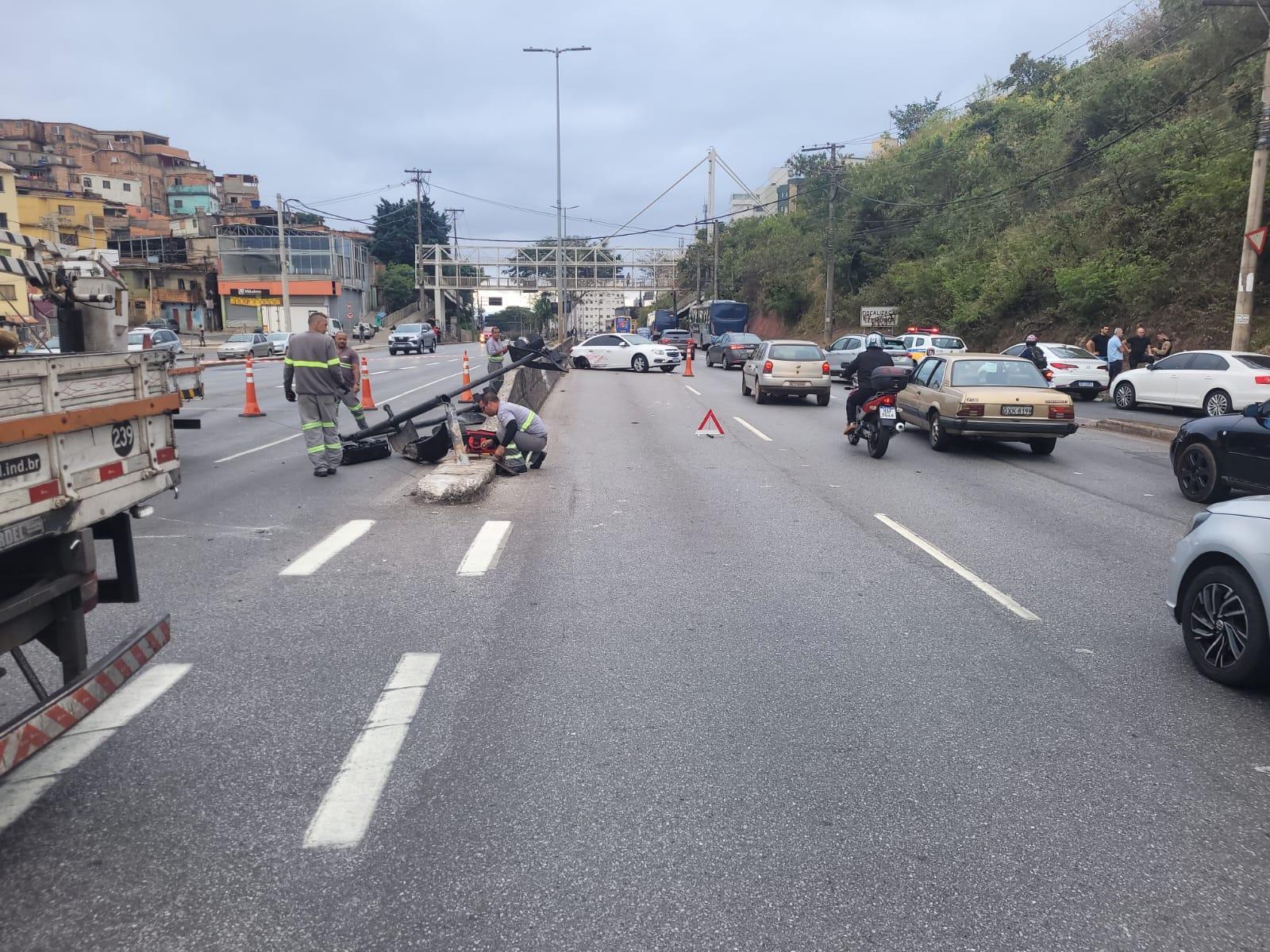 Acidente entre carros, moto e ônibus deixa feridos na Avenida Nossa Senhora do Carmo, em BH - Foto: Divulgação/BHTrans
