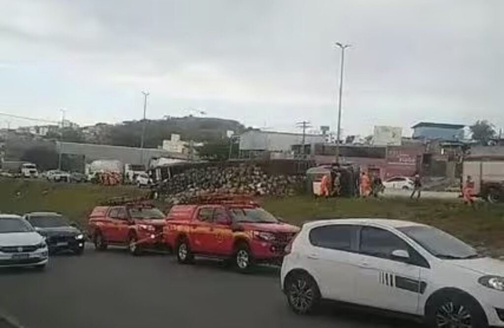 Caminhão com botijões de gás tomba e carga é saqueada no Anel Rodoviário, em BH - Foto: Reprodução/Redes Sociais