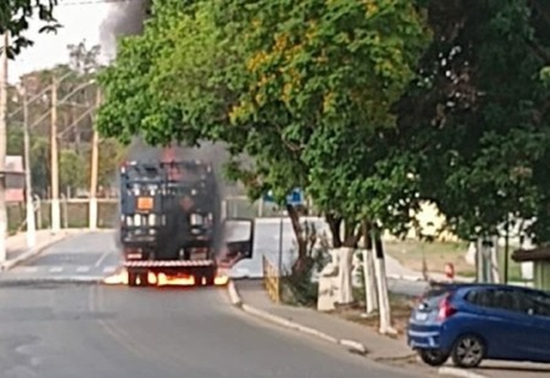 Incêndio em caminhão carregado com botijões de gás assusta moradores em Ribeirão das Neves - Foto: Divulgação/Corpo de Bombeiros