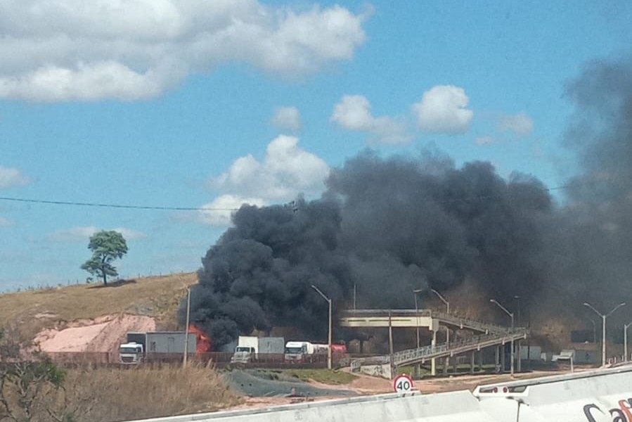 Caminhão carregado com carga de peixes pega fogo e bloqueia trânsito na BR-381, em Betim - Foto: Reprodução/Redes Sociais