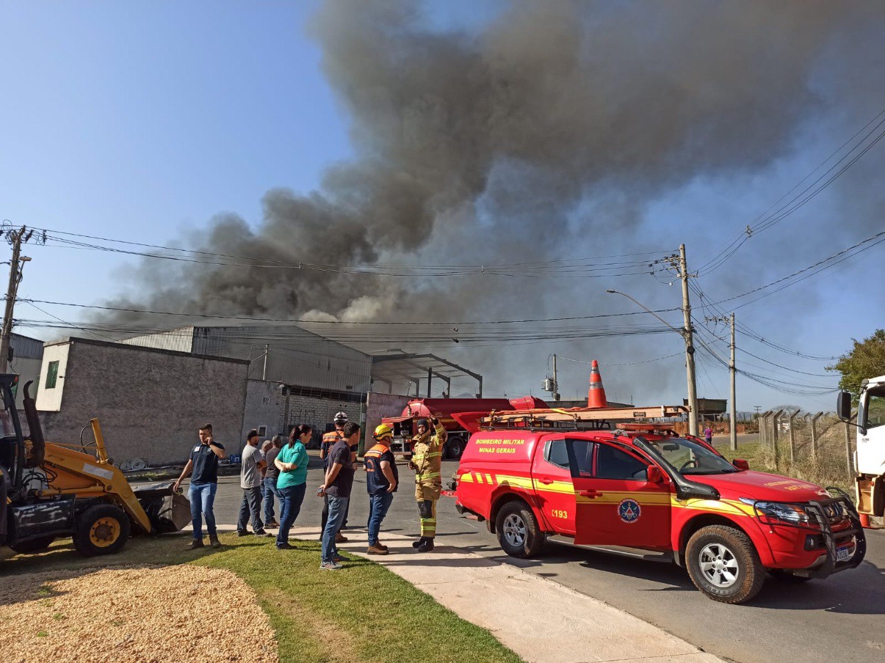 Incêndio de grandes proporções atinge galpão da empresa Ecoplastic, em Sarzedo - Foto: Reprodução/Redes Sociais