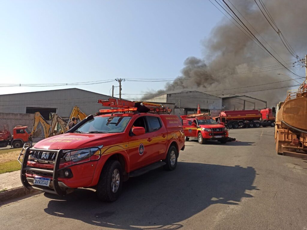 Incêndio de grandes proporções atinge galpão da empresa Ecoplastic, em Sarzedo - Foto: Reprodução/Redes Sociais