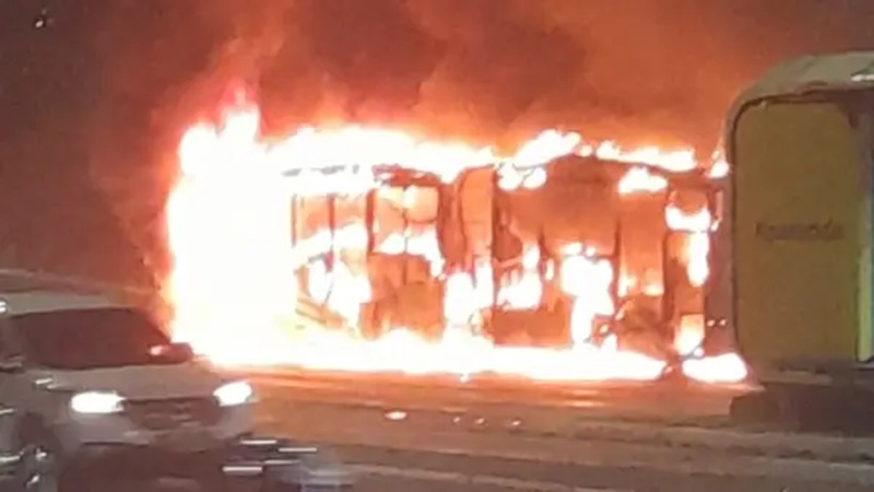 Ônibus do Move pega fogo na Avenida Antônio Carlos, em BH - Foto: Reprodução/Redes Sociais