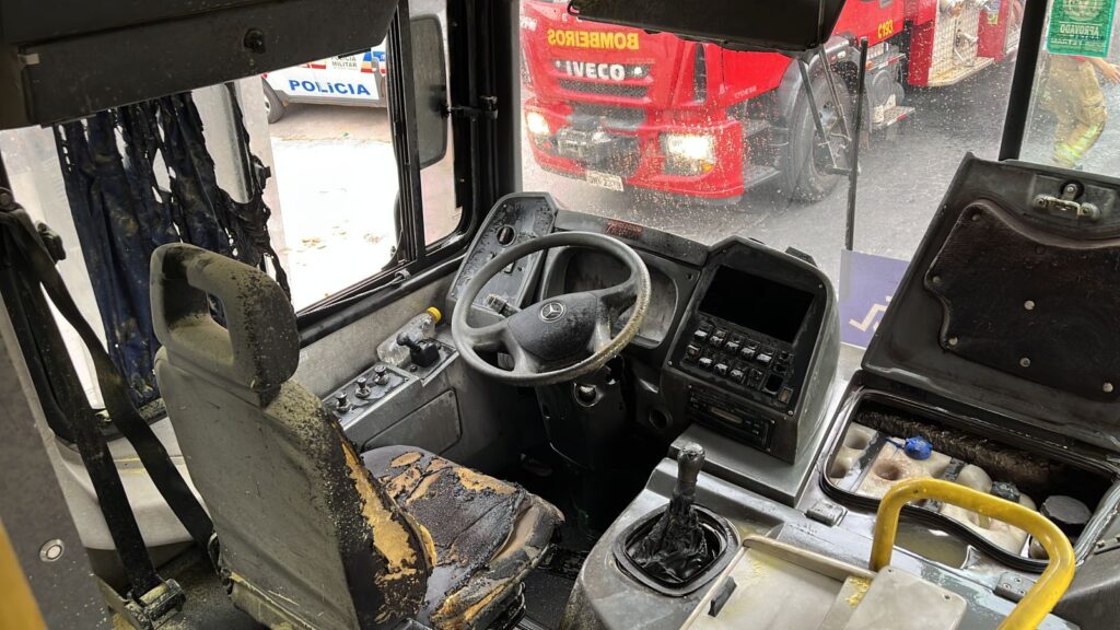 Homem invade ônibus, atear fogo e foge em Sabará, na Grande BH - Foto: Divulgação/Corpo de Bombeiros