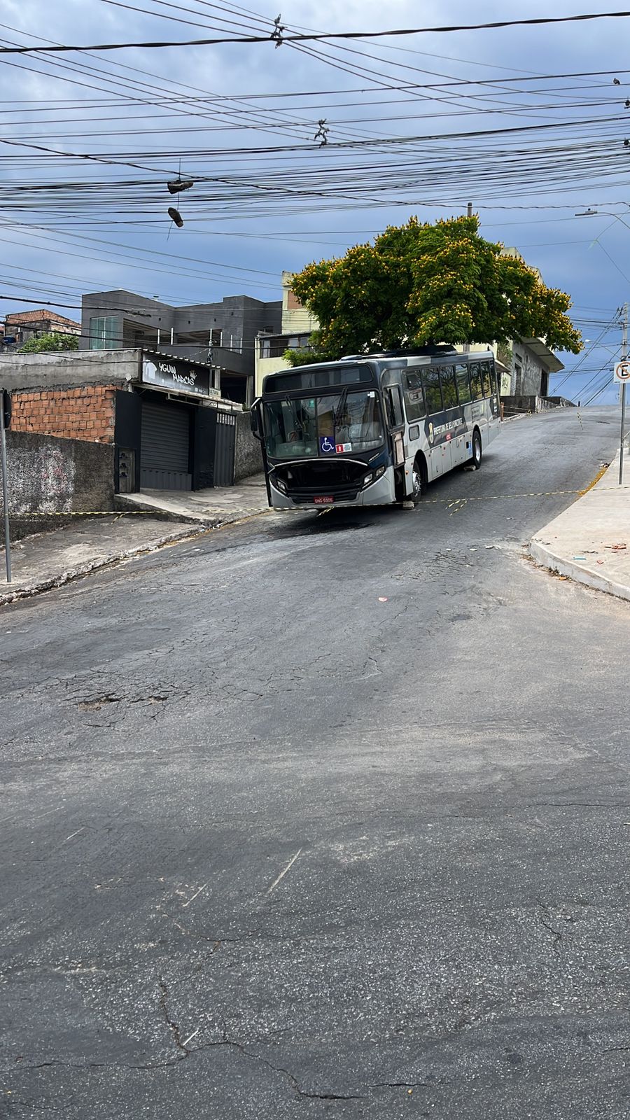 Homem invade ônibus, atear fogo e foge em Sabará, na Grande BH - Foto: Divulgação/Corpo de Bombeiros