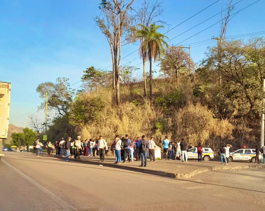 Após protesto de moradores, BR-381 é liberada no bairro Capitão Eduardo, em BH - Foto: Reprodução/Redes Sociais