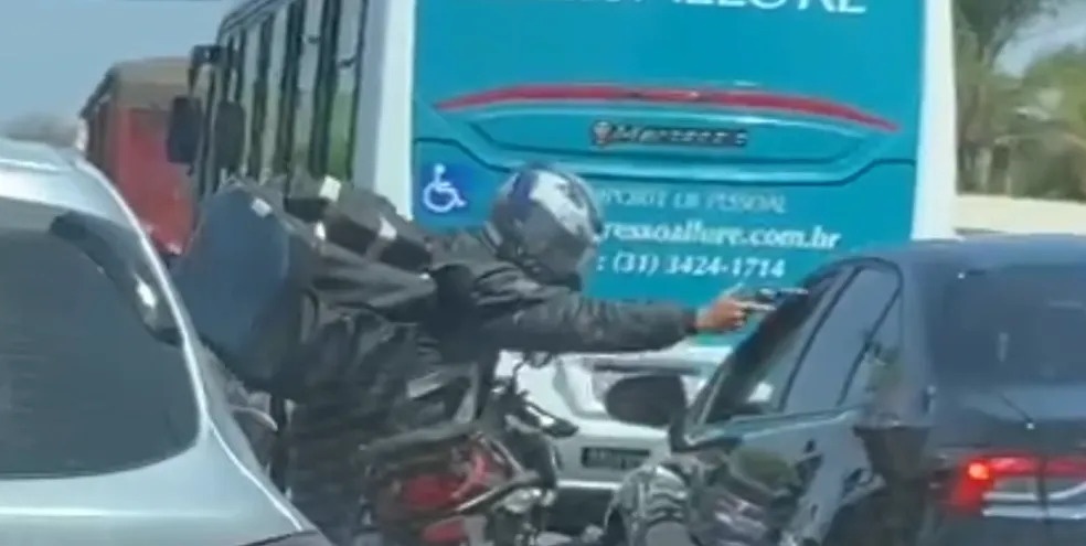 Motocicleta tenta assalta motorista executivo na Avenida Cristiano Machado, em BH - Foto: Reprodução/Redes Sociais