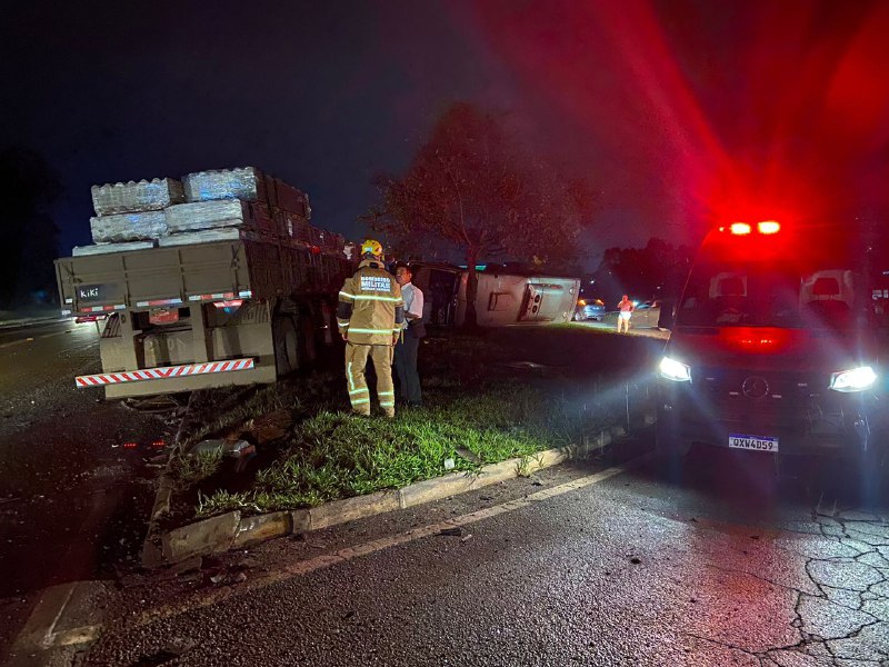 Batida entre ônibus e carreta deixa ferido na BR-040, em Conselheiro Lafaiete - Foto: Divulgação/Corpo de Bombeiros