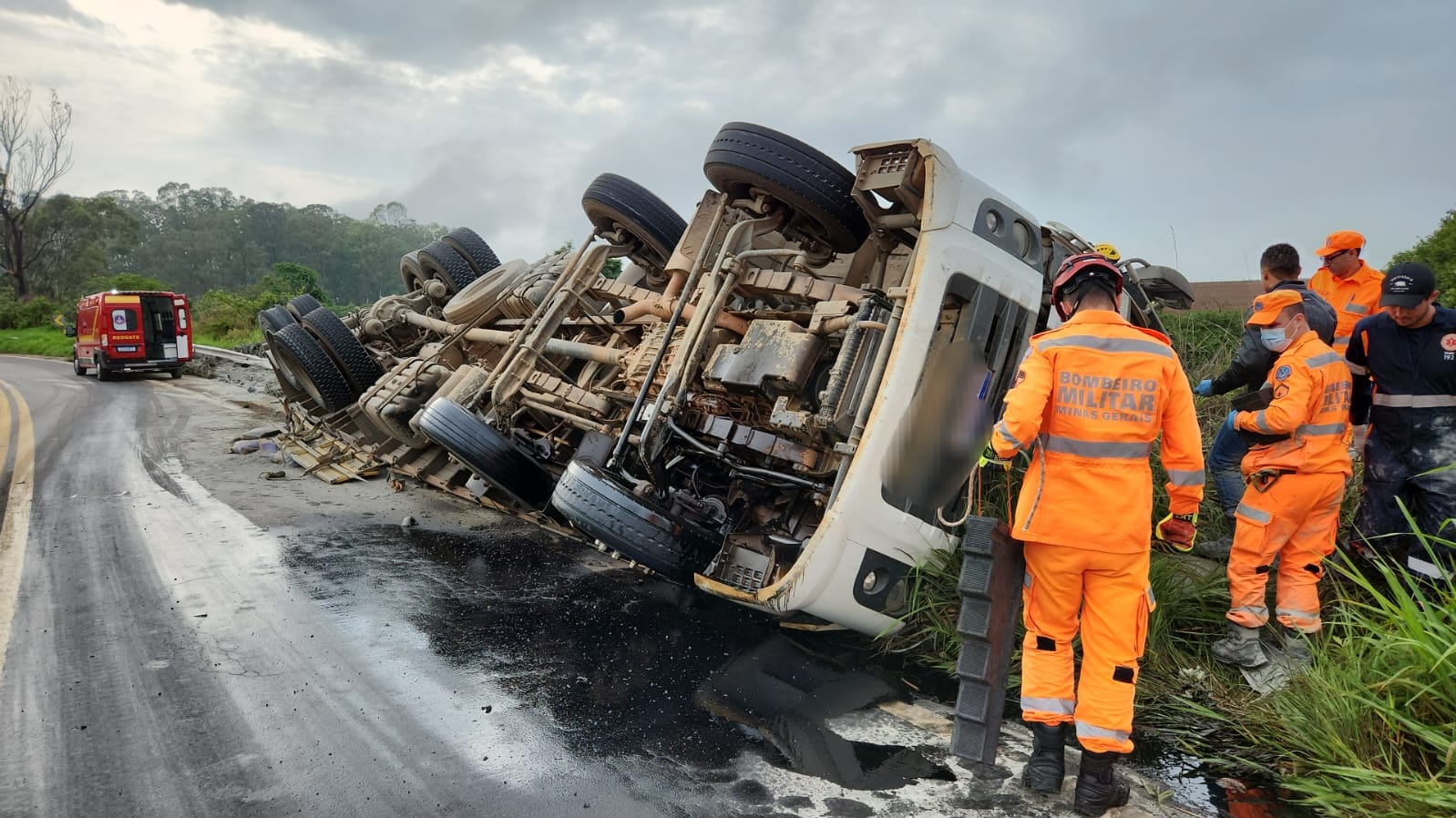 Casal de idosos morre em acidente entre carro e caminhão na MGC-369, em Alfenas - Foto: Divulgação/Corpo de Bombeiros