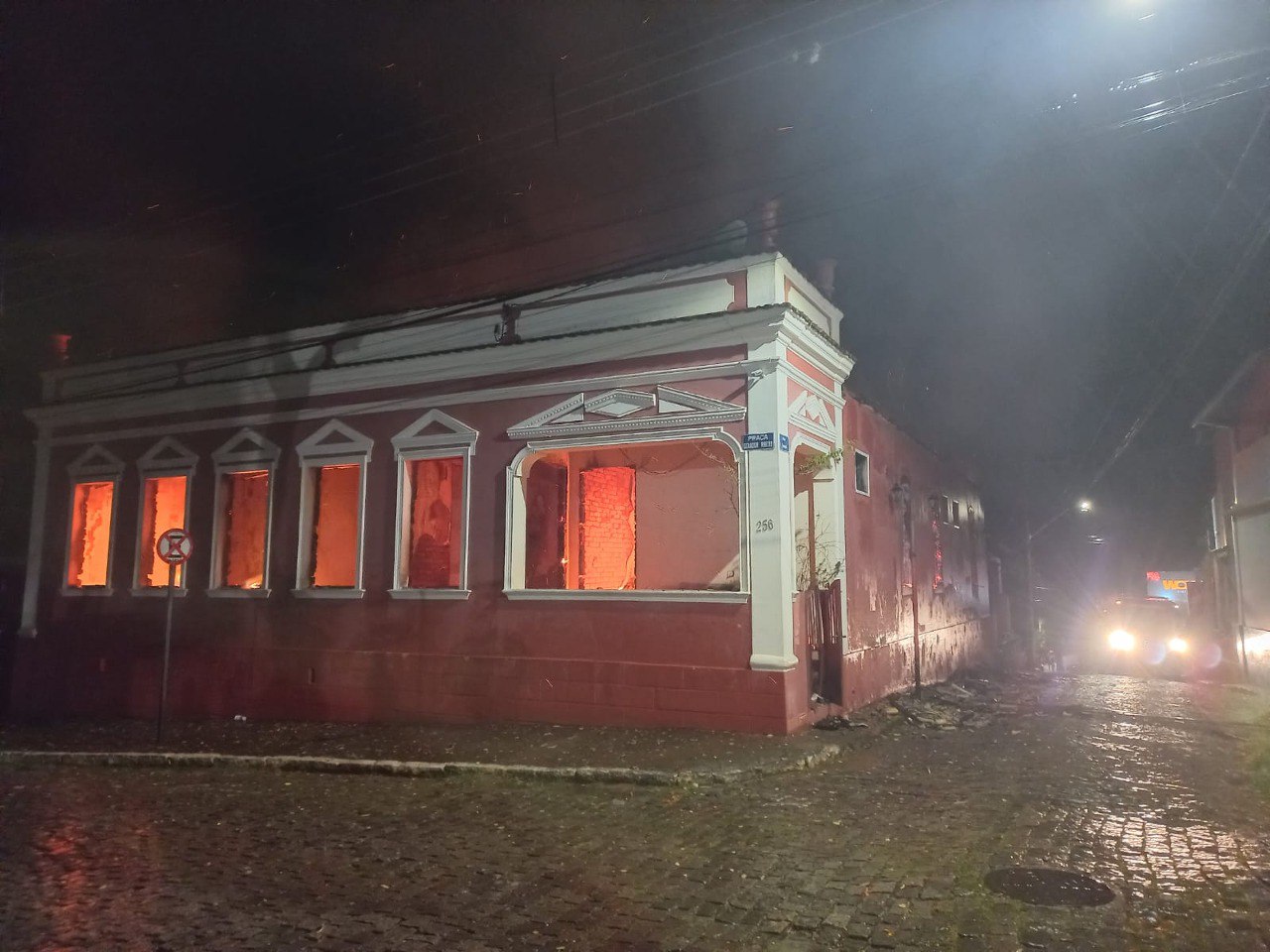 Casarão histórico é destruído por incêndio em Entre Rios de Minas - Foto: Divulgação/Corpo de Bombeiros