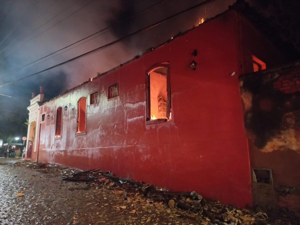 Casarão histórico é destruído por incêndio em Entre Rios de Minas - Foto: Divulgação/Corpo de Bombeiros