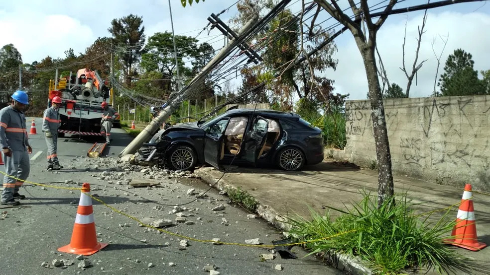 Porsche bate em poste e motorista foge após acidente no bairro Belvedere, em BH - Foto: Reprodução/Redes Sociais