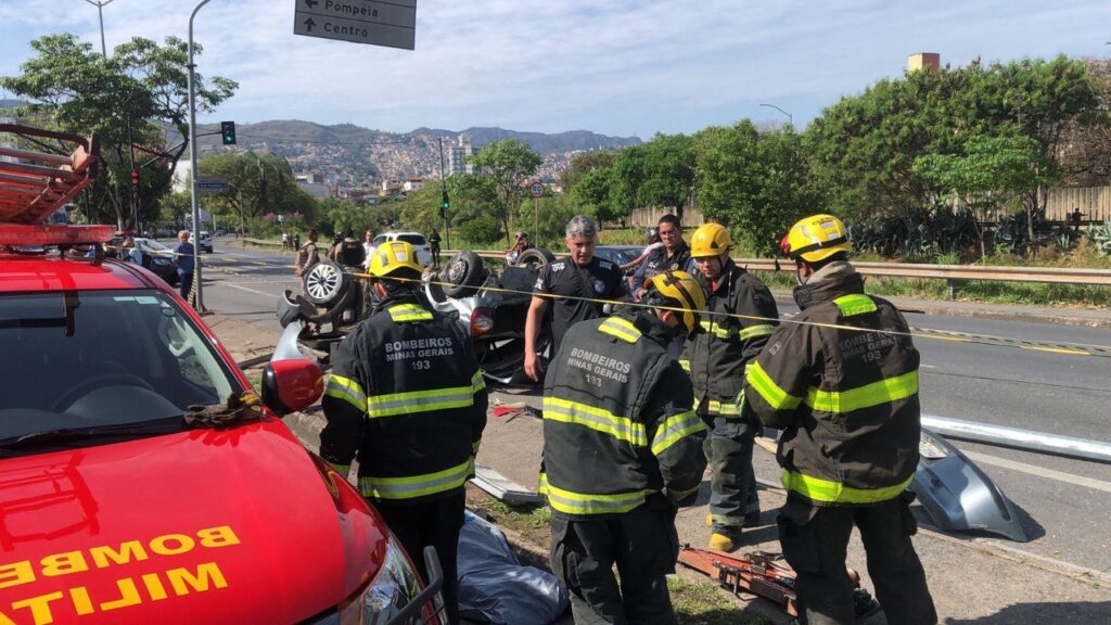 Duas pessoas morrem e 5 ficam feridas após carro capotar em acidente na Avenida dos Andradas, em BH - Foto: Divulgação/Corpo de Bombeiros