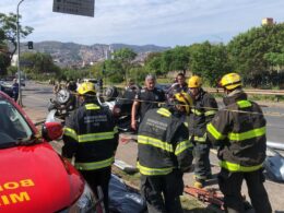 Duas pessoas morrem e 5 ficam feridas após carro capotar em acidente na Avenida dos Andradas, em BH - Foto: Divulgação/Corpo de Bombeiros