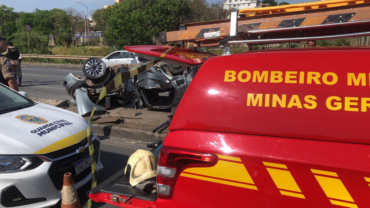 Duas pessoas morrem e 5 ficam feridas após carro capotar em acidente na Avenida dos Andradas, em BH - Foto: Divulgação/Corpo de Bombeiros