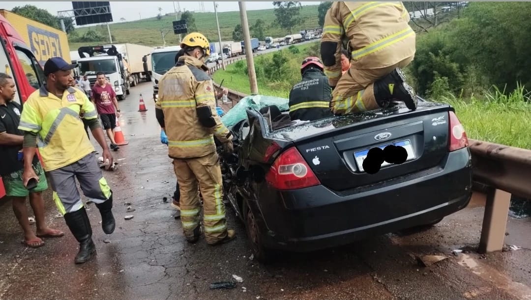Acidente entre carro e caminhão deixa um morto na BR-040, em Conselheiro Lafaiete - Foto: Divulgação/Corpo de Bombeiros