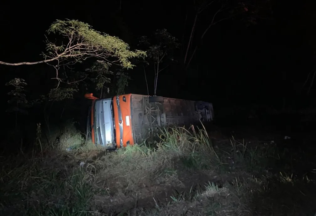 Ônibus de turismo tomba, cai em barranco e deixa 40 feridos na BR-040 - Foto: Divulgação/PRF
