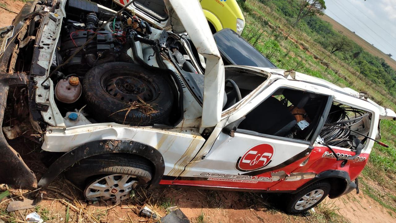 Homem morre preso às ferragens após carro cair em ribanceira na BR-050, em Uberaba - Foto: Divulgação/Corpo de Bombeiros