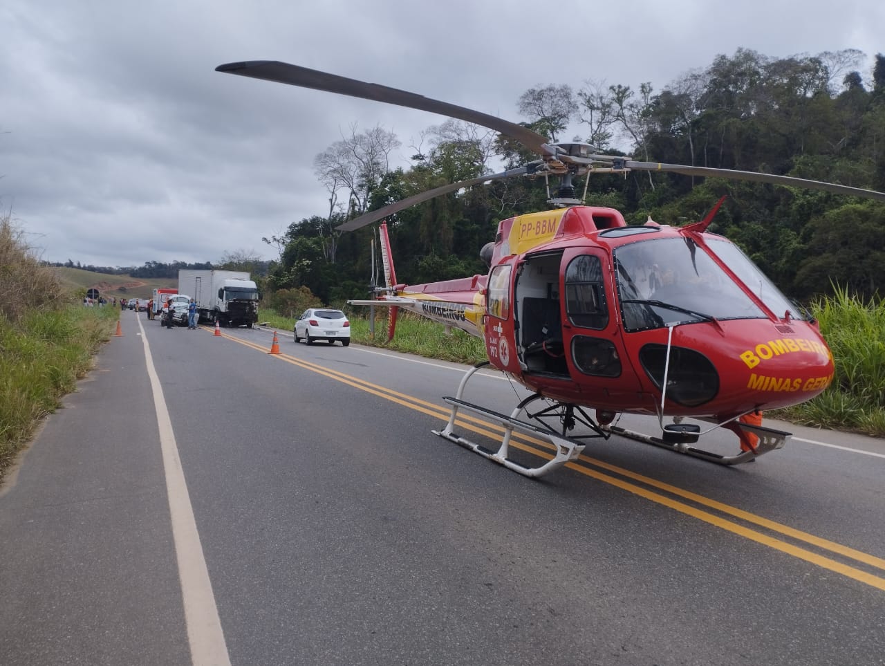 Acidente frontal entre carro e caminhão deixa dois mortos na BR-120, em Ponte Nova