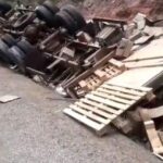 Motorista morre preso às ferragens após capotar caminhão na BR-262, em São Domingos do Prata - Foto: Reprodução/Redes Sociais