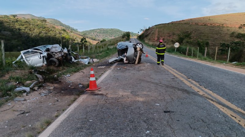 Três pessoas morrem em acidente frontal na BR-262, em Martins Soares - Foto: Divulgação/Corpo de Bombeiros