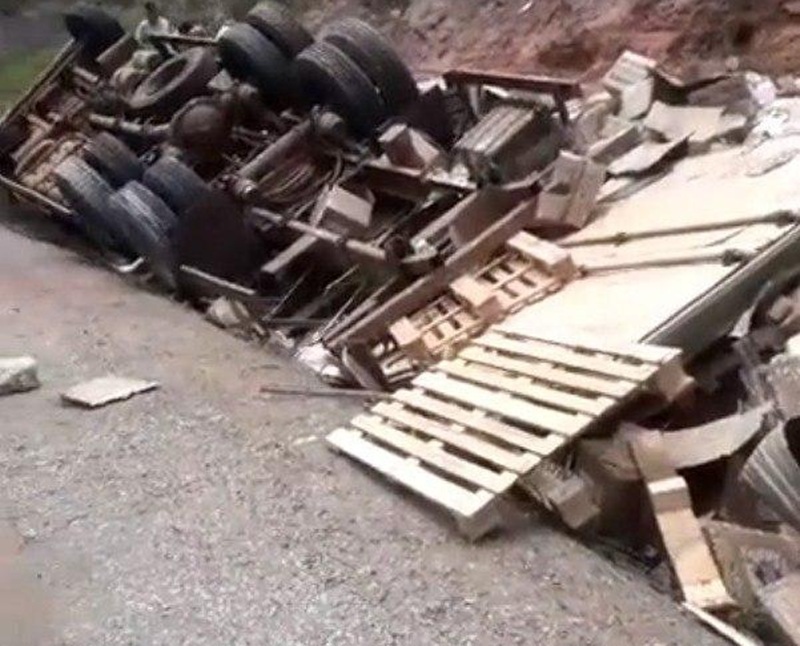Motorista morre preso às ferragens após capotar caminhão na BR-262, em São Domingos do Prata - Foto: Reprodução/Redes Sociais