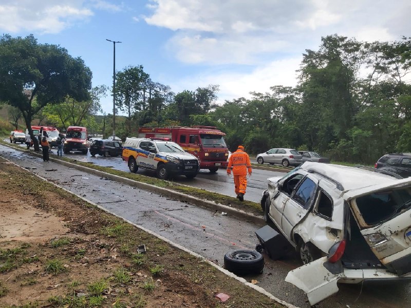 Motorista morre presa às ferragens em acidente entre carros na BR-381, em Ipatinga - Foto: Divulgação/Corpo de Bombeiros