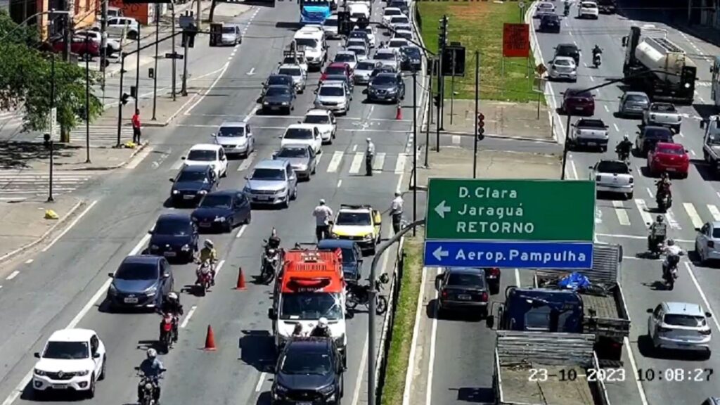 Motociclista fica ferida em acidente na Avenida Cristiano Machado, em BH - Foto: Divulgação/BHTrans