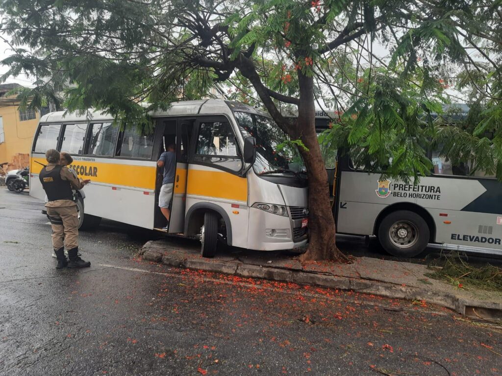 Acidente entre micro-ônibus escolar e coletivo deixa crianças feridas no bairro Serra Verde, em BH - Foto: Divulgação/BHTrans