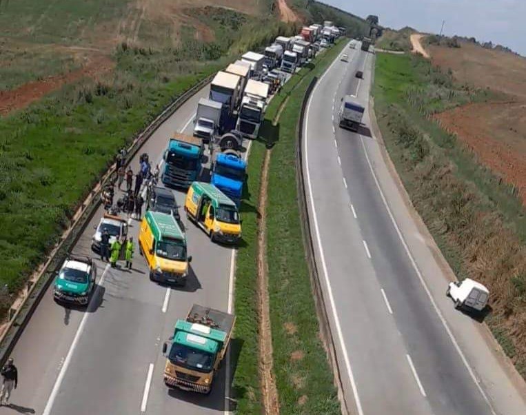 Motociclista e garupa ficam feridos em acidente na Rodovia Fernão Dias, em Três Corações - Foto: Divulgação