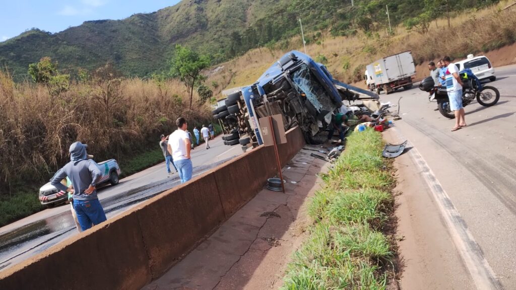 Motorista fica ferido após carreta tombar na Rodovia Fernão Dias, em Igarapé - Foto: Reprodução/Redes Sociais