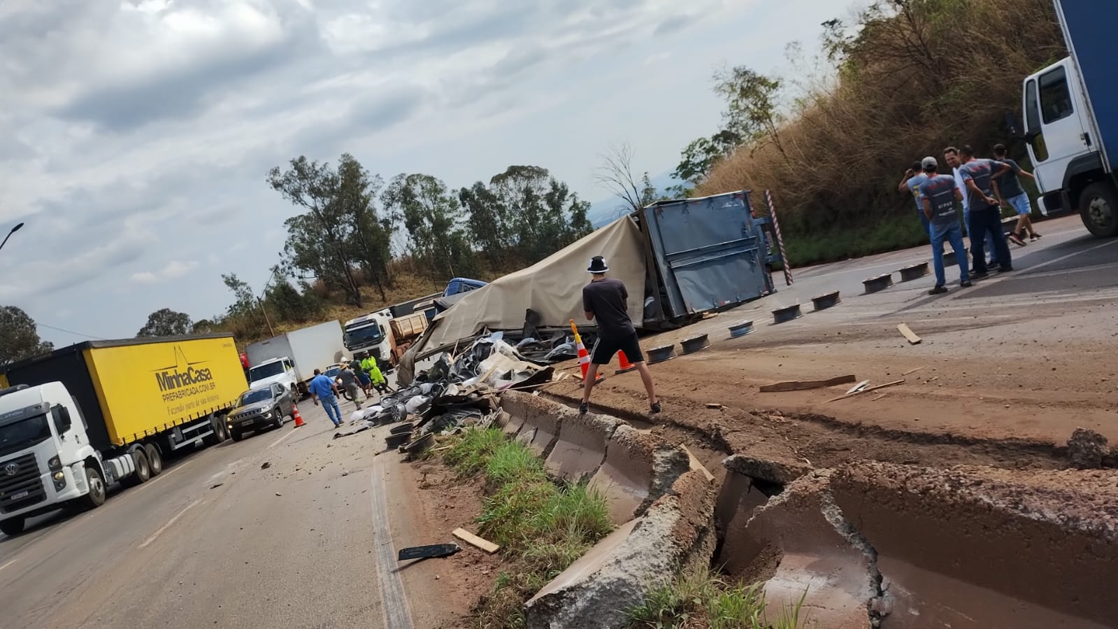 Motorista fica ferido após carreta tombar na Rodovia Fernão Dias, em Igarapé - Foto: Reprodução/Redes Sociais