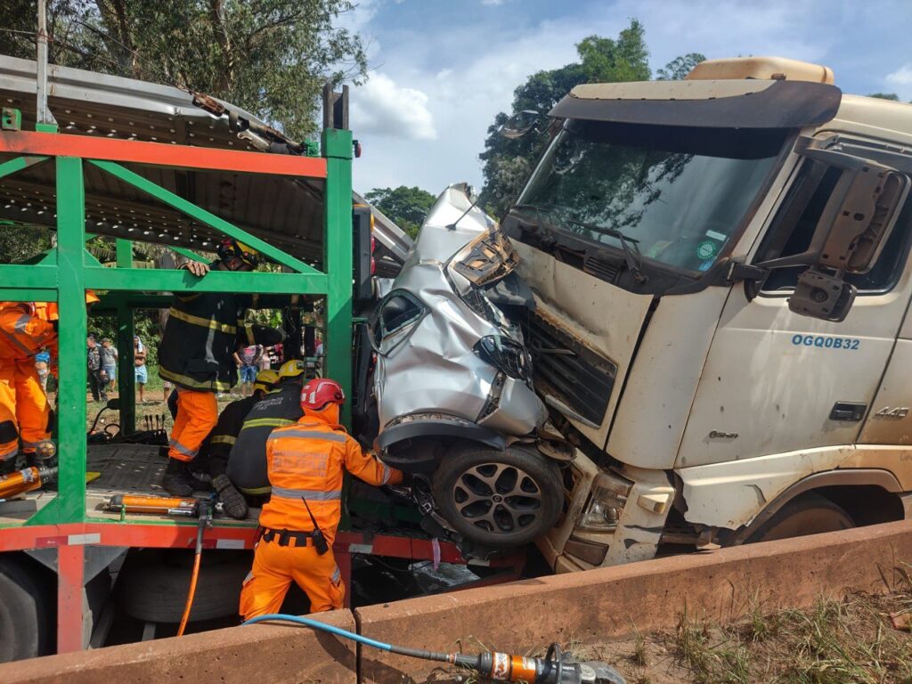 Carro com casal, criança e bebê é esmagado por cegonheira na BR-381, em São Joaquim de Bicas