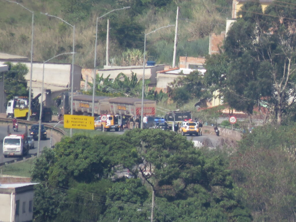 Mulher morre em acidente entre carro e carreta na MG-020, em BH - Foto: Elaine Rodrigues/Por Dentro de Minas