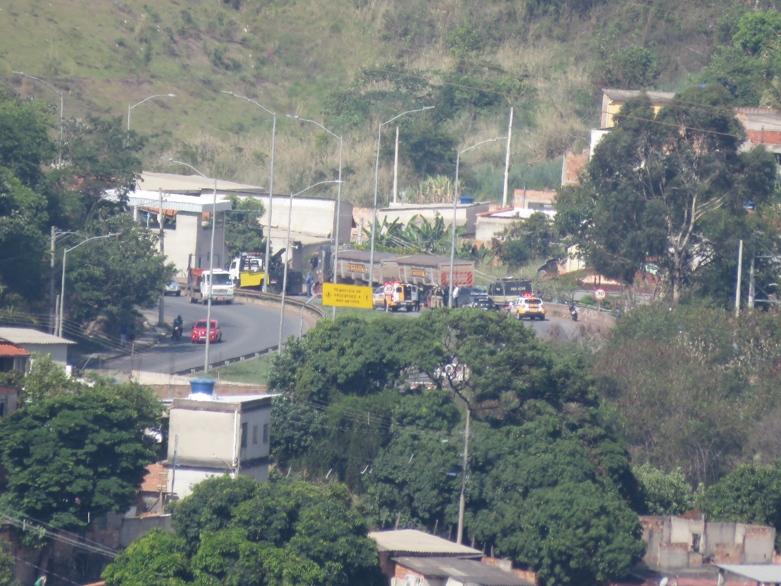 Mulher morre em acidente entre carro e carreta na MG-020, em BH - Foto: Elaine Rodrigues/Por Dentro de Minas