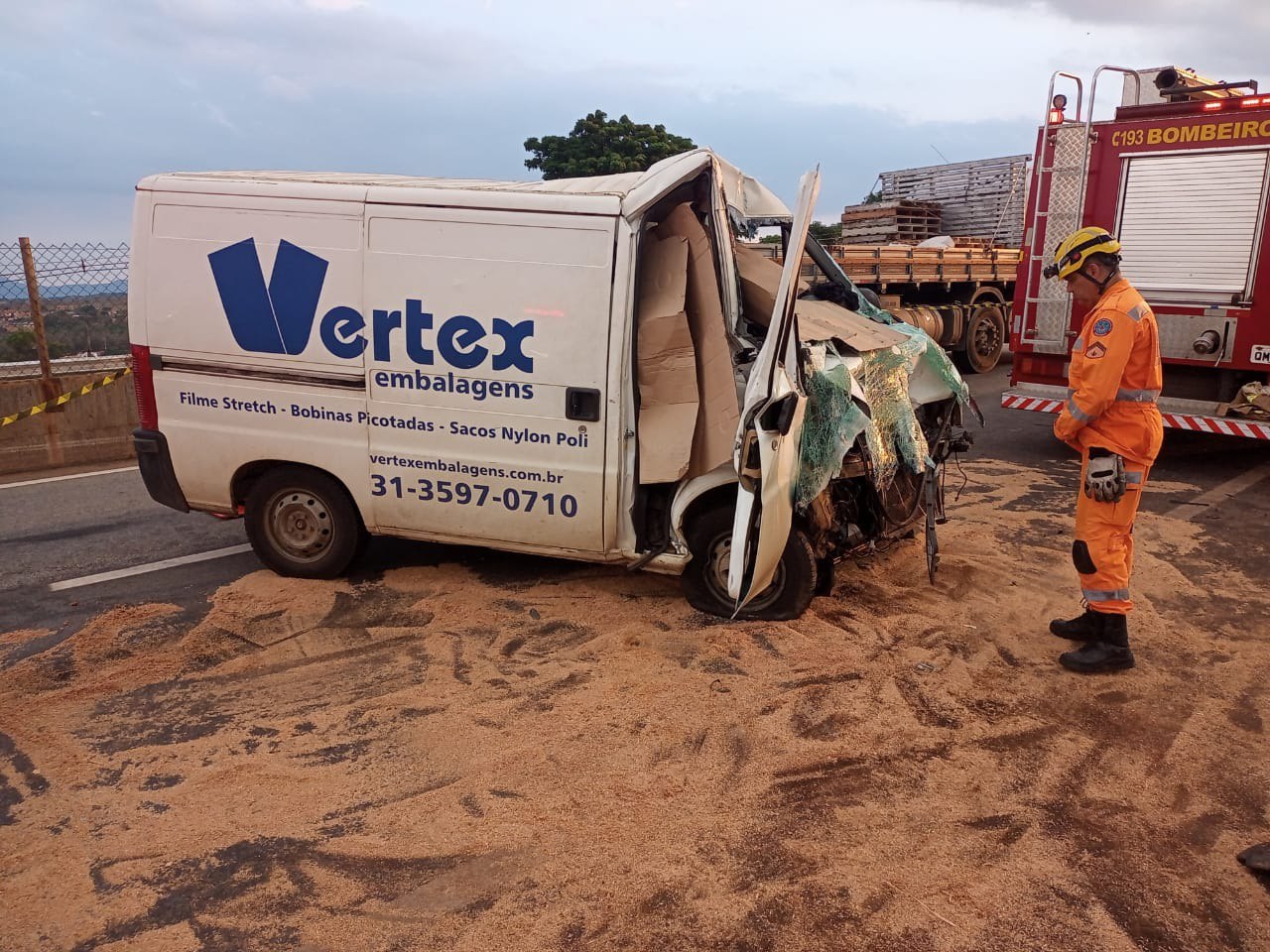 Acidente entre van e caminhão deixa um morto e outro ferido na MG-050, em Mateus Leme - Foto: Divulgação/Corpo de Bombeiros