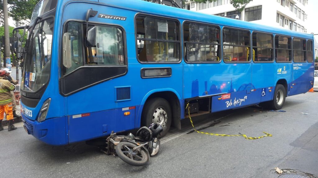 Acidente entre moto e ônibus deixa feridos na Avenida Olegário Maciel em BH - Foto: Reprodução/Redes Sociais