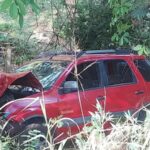 Carro com quadro pessoa capota e cai em ribanceira na MG-020, em Santa Luzia - Foto: Divulgação/PMRv
