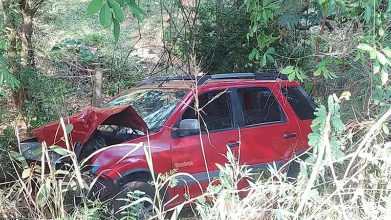 Carro com quadro pessoa capota e cai em ribanceira na MG-020, em Santa Luzia - Foto: Divulgação/PMRv
