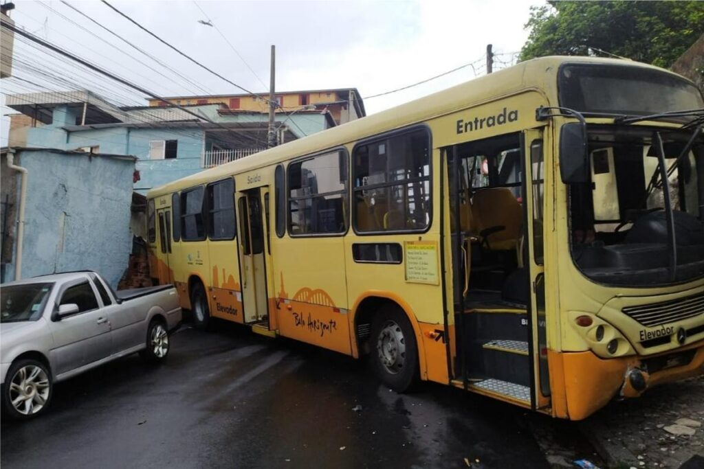 Mulher fica ferida após acidente com ônibus no Alto Vera Cruz, em BH - Foto: Reprodução/Redes Sociais