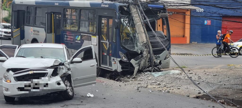 Ônibus bate em carro, atinge poste e deixa feridos no bairro Santa Branca, em BH - Foto: Reprodução/Redes Sociais