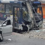 Ônibus bate em carro, atinge poste e deixa feridos no bairro Santa Branca, em BH - Foto: Reprodução/Redes Sociais